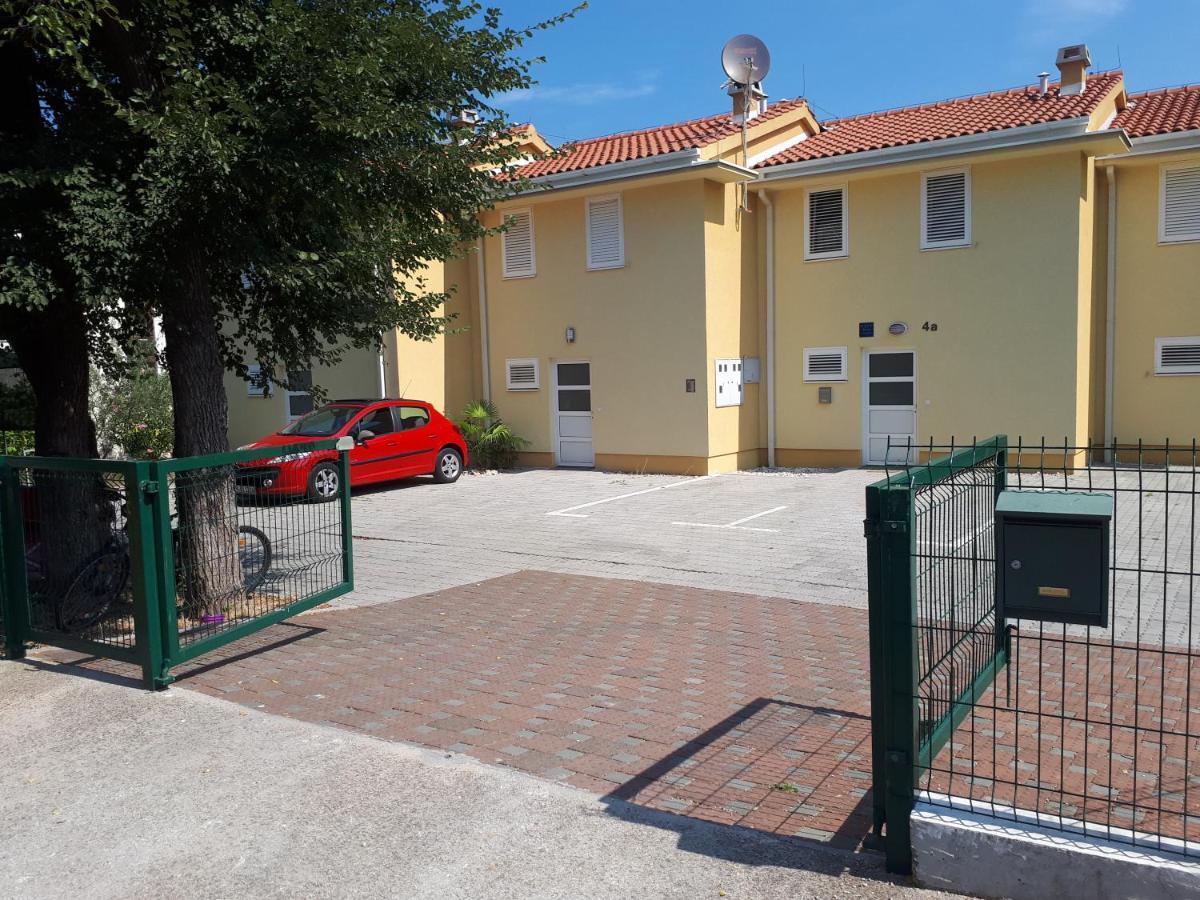 Apartment Betty Malinska Exterior photo